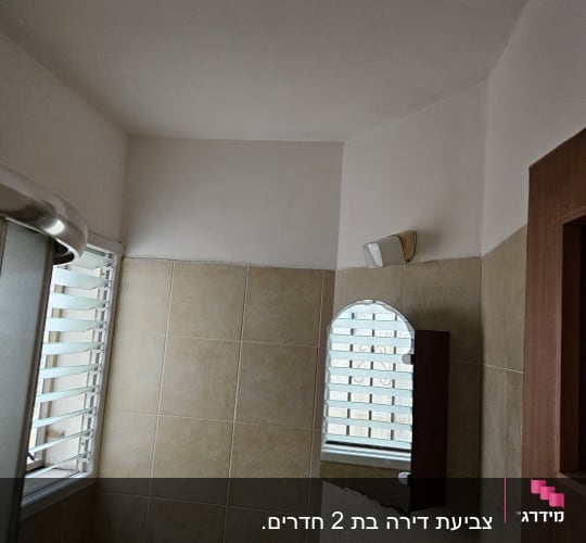 קיר צבוע בחדר אמבטיה עם כיור ומראה